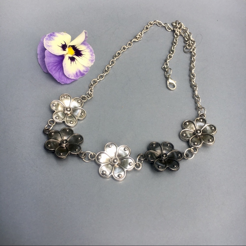 Floral short necklace